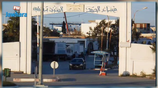 وزير التجارة يؤدي زيارة إلى سوق الجملة للأسماك بميناء طبلبة