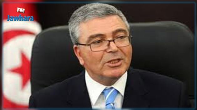 وزير الدفاع يزور مواطنا وعريفا أصيبا في انفجار لغمين