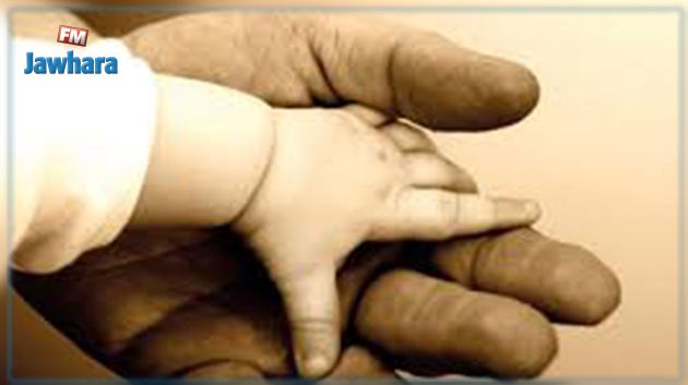 بلّغ عن ملفات فساد فوجد نفسه في السجن.. مواطن يعرض ابنه الرضيع للبيع 