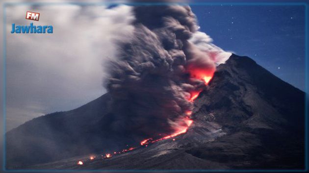 ثوران بركان في إندونيسيا وسنغافورة تحذر مواطنيها