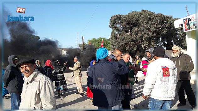 المظيلة : الأهالي يحتجون على ايقاف أبنائهم الذين يطالبون بالتشغيل
