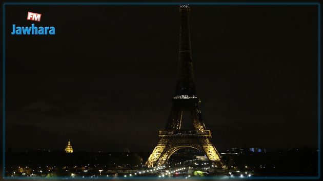 برج إيفل يطفئ أنواره حدادا على ضحايا مسجد مصر (صور)