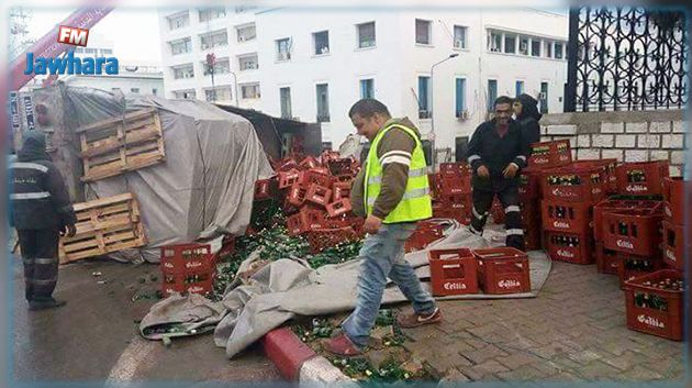 صورة اليوم : انقلاب شاحنة محمّلة بقوارير الجعة