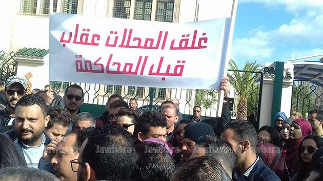 تجار الملابس الجاهزة في صفاقس يغلقون محلاتهم ويحتجون أمام مقر الولاية