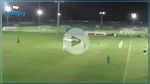 مشجع يقتحم الملعب بسيارته (فيديو)