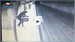 فيديو مروّع : امرأة تلقي بفتاة تحت عجلات المترو 