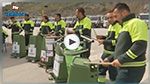 عمال بلدية يحولون المكانس وصناديق القمامة إلى آلات موسيقية