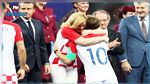 عناق رئيسة كرواتيا للاعبين يحرج التلفزيون الإيراني