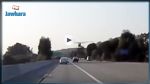 (فيديو) طائرة تضطر إلى الهبوط وسط السيارات