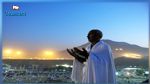 في اليوم العالمي للمسنين : مواطن يهدي أحد المقيمين بمركز المسنين في سوسة عمرة