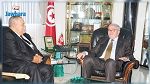 وزير الدفاع الوطني يكرم السباح نجيب بالهادي