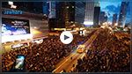 فيديو : سيارة إسعاف تمر وسط آلاف المتظاهرين في 33 ثانية فقط!