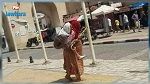 السلطات تفاعلت مع صورتهما: هذه قصة المرأة التي تحمل عجوزا على ظهرها