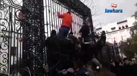 أصحاب شهادات معطلين عن العمل من القصرين يحاولون اقتحام مقر المجلس ويهددون بحرق أنفسهم
