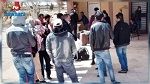 تحت أشعّة الشمس الحارقة : 100 تونسي مازالوا عالقين بمعبر راس جدير 