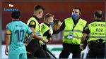 مشجع يقتحم مباراة برشلونة وريال مايوركا في الدوري الإسباني