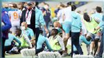 رغم غياب الجمهور.. لاعب يتلقى ضربة من المدرجات الخالية 