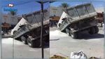 قفصة: جنوح مجرورة شاحنة ثقيلة وسط طريق رئيسية (فيديو)
