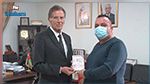 محمود عباس يمنح التونسي أيمن بن هادية جواز السفر الفلسطيني 