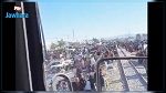 ما حكاية القطار الذي يعبر سوقا اسبوعية في سيدي بوزيد؟ (فيديو)