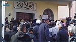  لليوم الثاني : محتجون يواصلون منع موظفي و عملة الولاية من الدخول لمقر عملهم