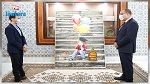حملته أمه على ظهرها الى الجامعة: باحث جامعي يروي مساره الصعب الذي جسّده في لوحة رسمها 