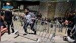شباب القدس يتمكّنون من إزالة الحواجز التي وضعها الاحتلال في باب العامود