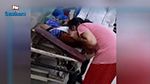 مخاطرةً بحياتها: امرأة تضخّ الأكسجين في فم والدتها المصابة بكورونا (فيديو)