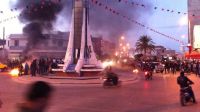ساحة عين السلام في قابس الان : اشعال العجلات المطاطية و قطع الطريق