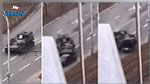 بعد أن دهسته دبابة روسيّة: نجاة سائق سيّارة بأعجوبة (فيديو)