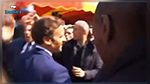 الرئيس الفرنسي إيمانويل ماكرون يتعرض للرشق بالطماطم (فيديو)
