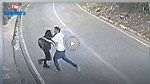 حاول سرقة حقيبة فتاة.. فحصل ما لم يكن بالحسبان ! (فيديو)
