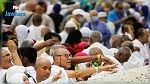 الحجيج يرمون جمرة العقبة في مشعر منى