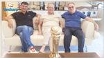 النادي الصفاقسي يهدي كأس تونس للمنصف خماخم