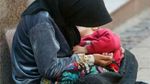 تنتحل صفة لاجئة من دولة عربية و تستغل طفلة للتسوّل !! 