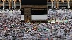 حجاج بيت الله الحرام يؤدون طواف القدوم