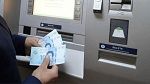 استمرار عمليات السحب من الموزعات الالية للاوراق النقدية خلال عطلة العيد