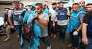 غزّة.. الصحفيون يشيّعون جثماني زميليهم بعد ارتقائهما جراء قصف الاحتلال (فيديو)