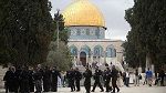 قوات الاحتلال تمنع بالقوة أعدادا من الفلسطينيين من التوجه للمسجد الأقصى 