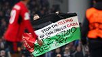 رافعًا العلم الفلسطيني.. مُشجّع يقتحم مباراة مانشيستر يونايتد وكوبنهاغن (فيديو)