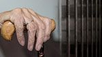 مسنّة تتعرّض للعنف من قبل سجينات.. وبناتها يُطالبْن بالإفراج عنها (فيديو)