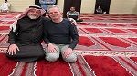 طبيب بجامعة هارفارد يعلن إسلامه: غيّر اسمه..صام رمضان وأدّى العُمرة (فيديو)