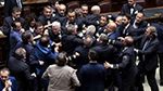 عراك بالأيدي تحت قبة البرلمان الإيطالي (فيديو)