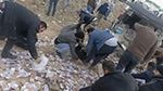 سوريّون يجمعون ملايين الليرات بعد تطايرها جرّاء حادث مرور (فيديو)