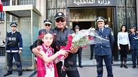 أطفال تونس يساندون الأمن و يقدمون له الورود 