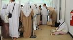 تعرّضوا للتحيّل من قبل وكالة أسفار : 6 معتمرين  يجدون أنفسهم عالقين في السعودية بلا مسكن (فيديو)