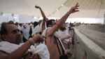 حجاج بيت الله الحرام يرمون الجمرات في أول أيام عيد الأضحى