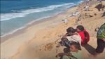 في مشهد مؤلم: أطفال فلسطينـ.يون ينتظرون سفن أسطول الصمود (فيديو)
