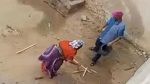 ظهر في فيديو صادم يعنّف شقيقه من ذوي الإعاقة.. الإحتفاظ بالمعتدّي