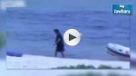 فيديو جديد يظهر سيف الدين الرزقي حاملا سلاحه على الشاطئ